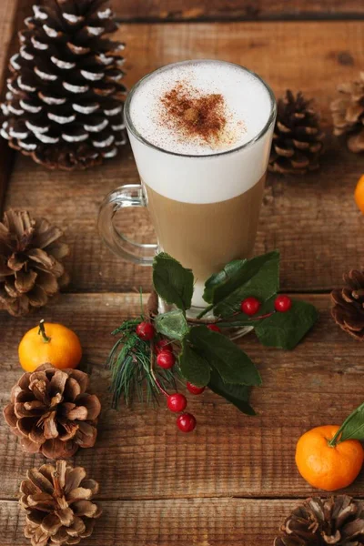 Kaffee Latte Mit Zimt Auf Weihnachtlichem Hintergrund — Stockfoto