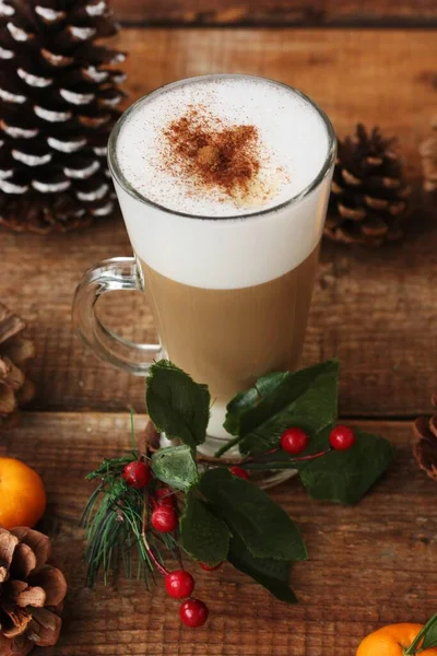 Café Con Leche Canela Sobre Fondo Navideño —  Fotos de Stock