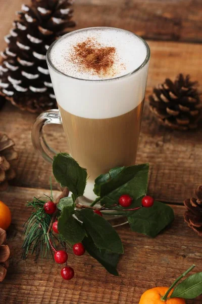 Café Con Leche Canela Sobre Fondo Navideño —  Fotos de Stock