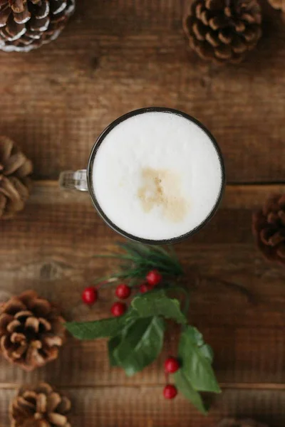 Kaffee Latte Und Waldzapfen Auf Dem Tisch — Stockfoto