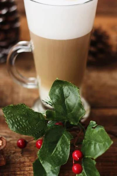 Kaffee Latte Und Waldzapfen Auf Dem Tisch — Stockfoto