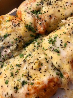 Tavuk ve peynir pizza