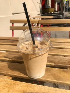 Kafede tarçınlı latte.