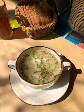 Dereotlu tavuk suyu.