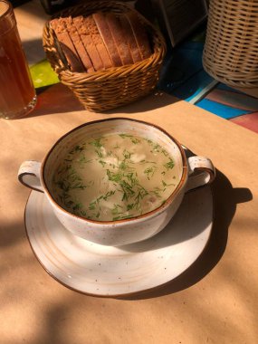 Dereotlu tavuk suyu.