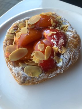 Meyve ve tarçınlı taze hamur işleri