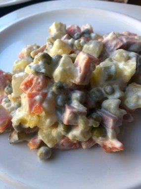 Sebze ve peynirli vejetaryen salatası.