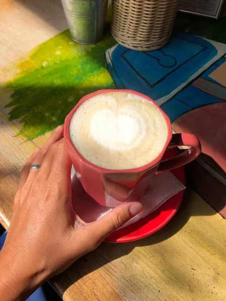 Latte Lezat Dengan Kayu Manis Kafe — Stok Foto