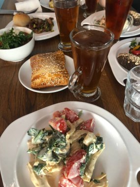 Sebze ve peynirli vejetaryen salatası.