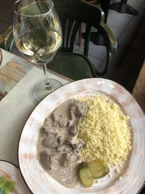 Ciğer soslu kuskus.