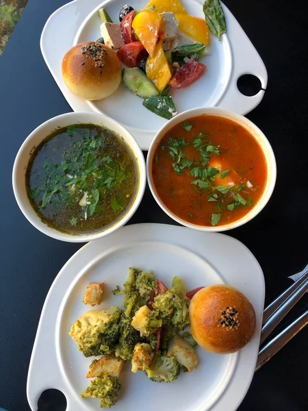 美味的素食午餐 配汤和沙拉 — 图库照片