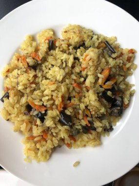 Patlıcan ve havuçlu vejetaryen pilavı