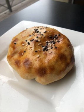 Etli ve susamlı taze hamur işleri.