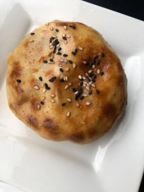 Etli ve susamlı taze hamur işleri.