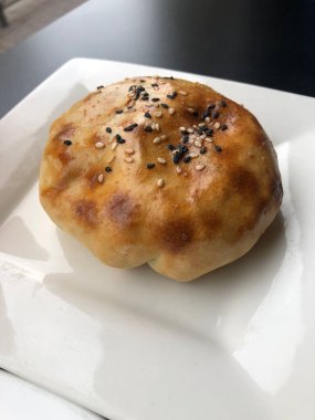 Etli ve susamlı taze hamur işleri.