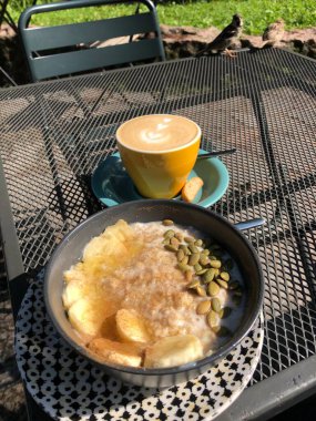 Tarçınlı cappuccino kahve ve muzlu lapa.