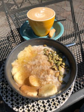 Tarçınlı cappuccino kahve ve muzlu lapa.