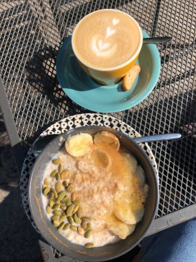 Tarçınlı cappuccino kahve ve muzlu lapa.