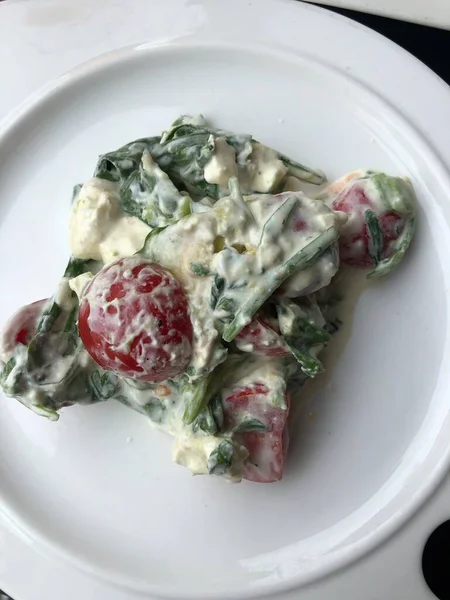Sebze Meyve Peynirli Vejetaryen Salatası — Stok fotoğraf