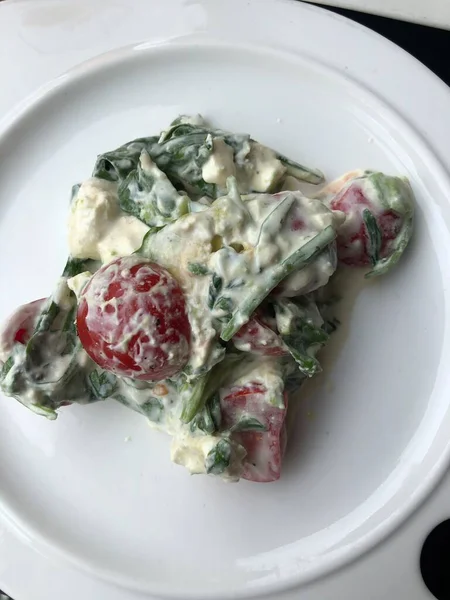 Sebze Meyve Peynirli Vejetaryen Salatası — Stok fotoğraf