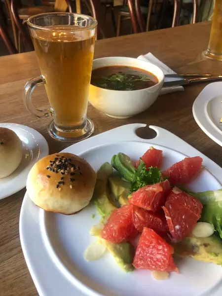 Salada Vegetariana Com Legumes Frutas Queijo — Fotografia de Stock