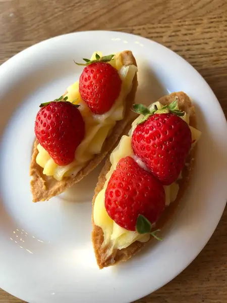 Bolos Deliciosos Com Creme Baunilha Morangos — Fotografia de Stock