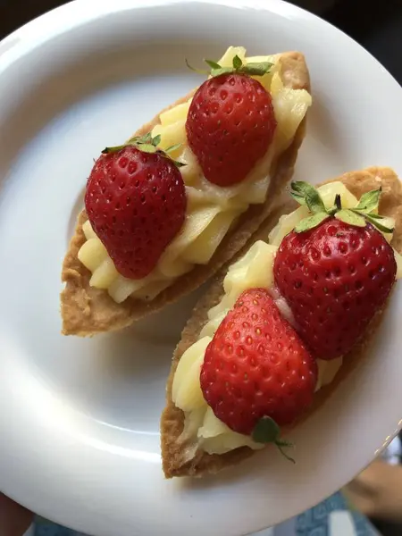 Leckere Kuchen Mit Vanillecreme Und Erdbeeren — Stockfoto