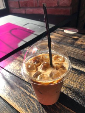 Tarçınlı ve şuruplu nefis latte.