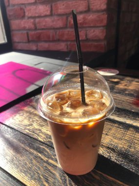 Tarçınlı ve şuruplu nefis latte.