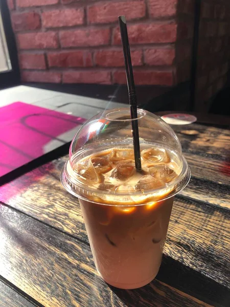 Tarçınlı ve şuruplu nefis latte.