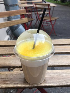 Tarçınlı ve şuruplu nefis latte.