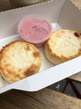 Böğürtlen soslu taze peynirli kekler