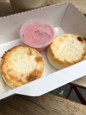 Böğürtlen soslu taze peynirli kekler