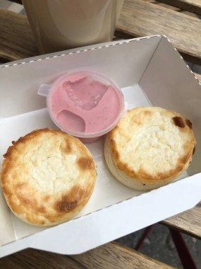 Böğürtlen soslu taze peynirli kekler