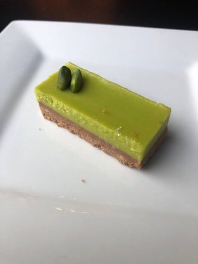 Bir kafede fıstıklı kek.