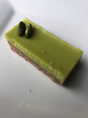 Bir kafede fıstıklı kek.