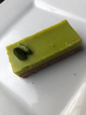 Bir kafede fıstıklı kek.