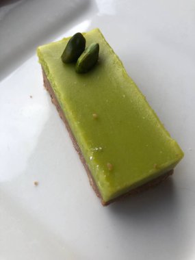 Bir kafede fıstıklı kek.