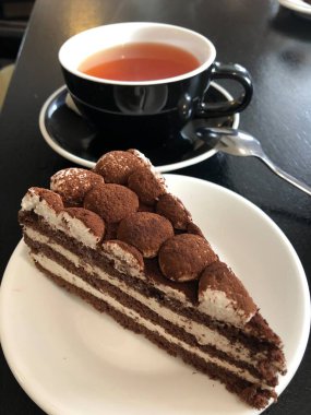 Kremalı ve çikolatalı lezzetli pasta.