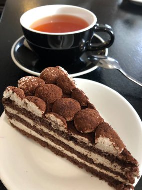 Kremalı ve çikolatalı lezzetli pasta.