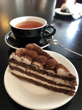 Kremalı ve çikolatalı lezzetli pasta.