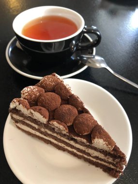 Kremalı ve çikolatalı lezzetli pasta.