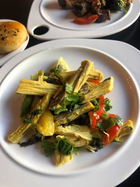 Kuşkonmazlı vejetaryen sebze salatası.