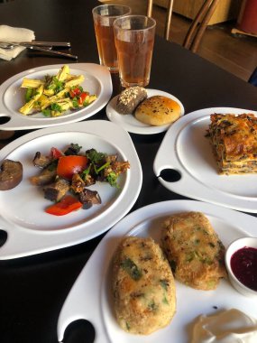 Vejetaryen sebze pirzolası ve salata.