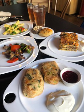 Vejetaryen sebze pirzolası ve salata.