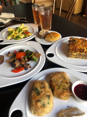 Vejetaryen sebze pirzolası ve salata.