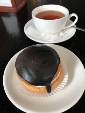 Kremalı ve çikolatalı lezzetli pasta.