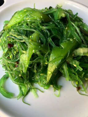 Deniz yosunu salatalıklı vejetaryen salatası ve avokado.