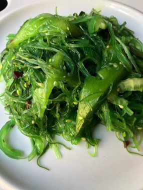 Deniz yosunu salatalıklı vejetaryen salatası ve avokado.