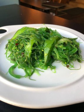 Deniz yosunu salatalıklı vejetaryen salatası ve avokado.